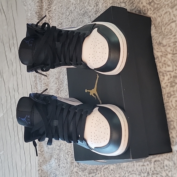 Boys youth Air Jordan 1 MID - Picture 3 of 9